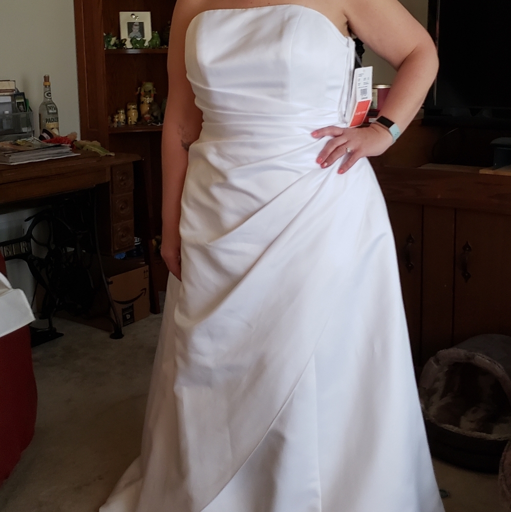 Brand new WHITE wedding dress 16w